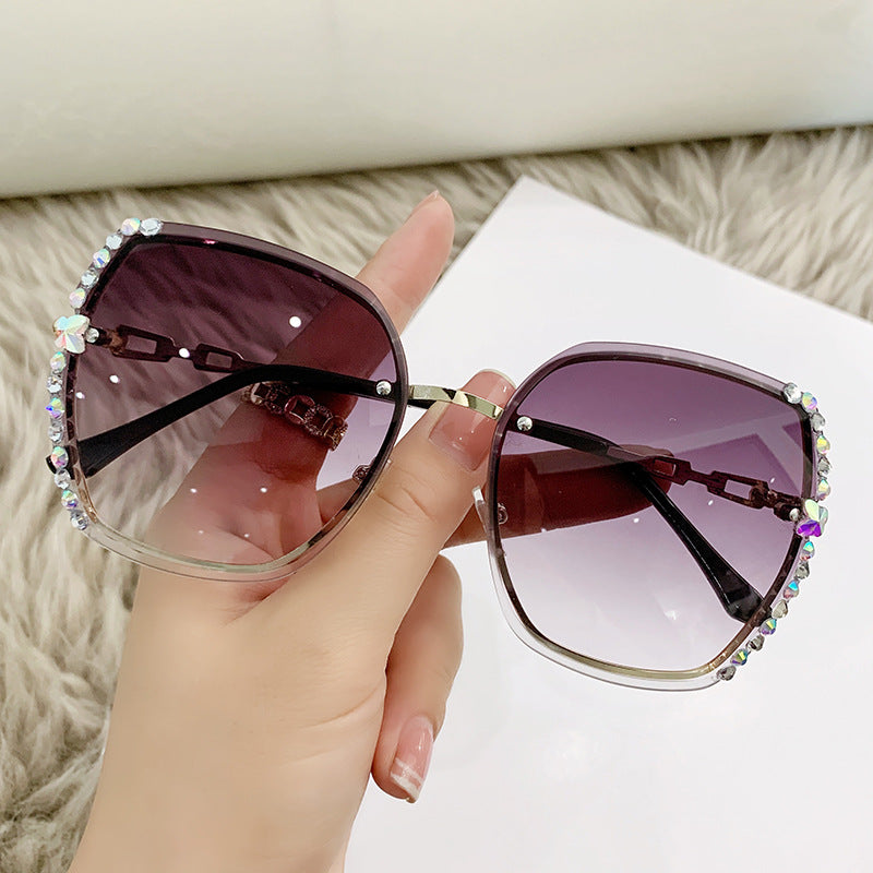 Óculos Femininos Fashion com Lentes Degradê – Armação Metálica com Detalhes em Strass, Estilo Moderno para o Dia a Dia